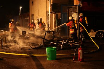 Backnang: Wohnwagen brennt vollstaendig aus